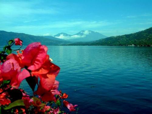 Danau Singkarak merupakan contoh danau tektonik