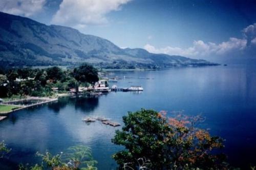 Danau Toba merupakan contoh danau tekto-vulkanik