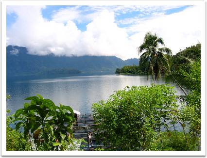 Danau Maninjau merupakan contoh danau vulkanik
